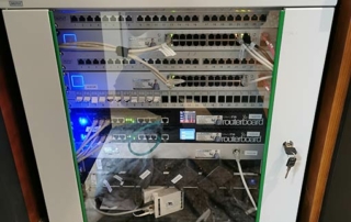 sauberer Netzwerkschrank