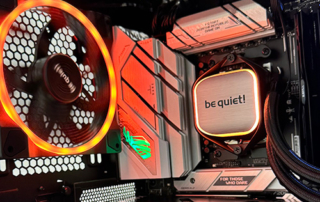 Gaming PC Innenleben mit Prozessor und Grafikkarte